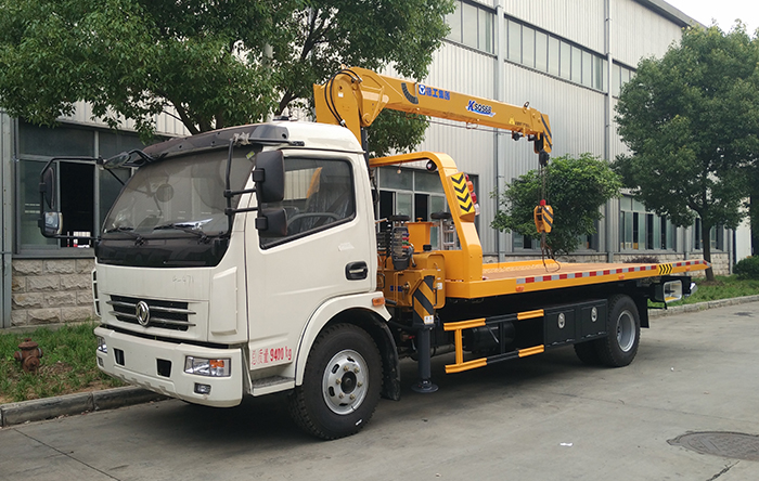 東風(fēng)多利卡帶吊機(jī)平板一拖二清障車(chē)